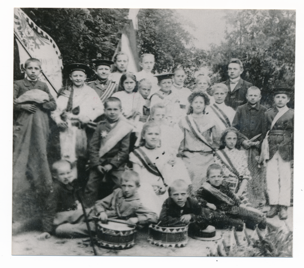 Gallingen Kr. Bartenstein, Schülergruppe auf dem Schulhof