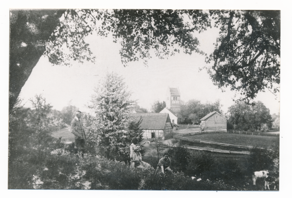 Gallingen Kr. Bartenstein, Blick vom Hochufer des Dost-Flußes auf die Kirche