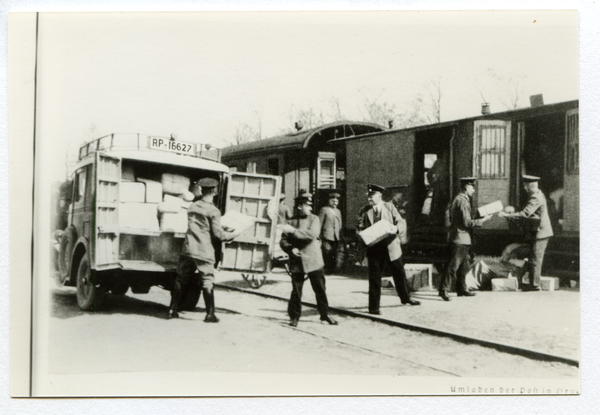 Drugehnen, Bahnhof, Verladung von Postpaketen