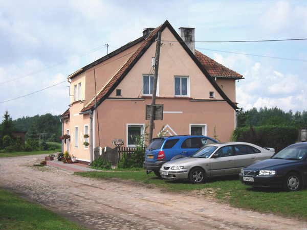 Dubeningen (Dubeninki), Bahnhofsgebäude, Anfahrtseite