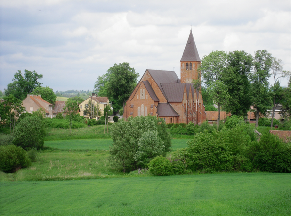 Dubeningen (Dubeninki), Blick auf die Kirche