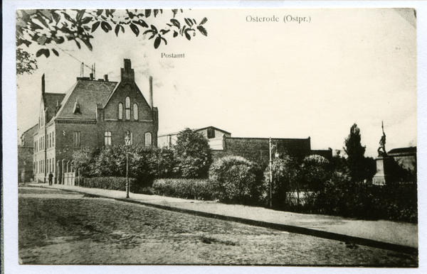 Osterode (Ostpr.), Postamt und Kriegerdenkmal rechts