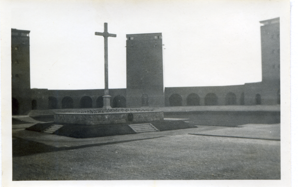 Hohenstein Kr. Osterode, Neuer Tannenberg-Krug, Pinselarbeit an den Holzpfeilern