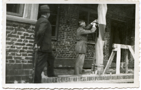 Hohenstein Kr. Osterode, Neuer Tannenberg-Krug, Pinselarbeit an den Holzpfeilern