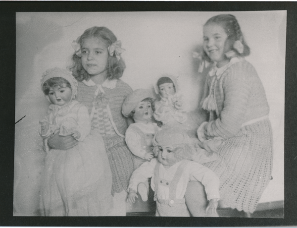 Gallingen Kr. Bartenstein, Irmgard Pannke und Traute Pannke mit ihren Puppen