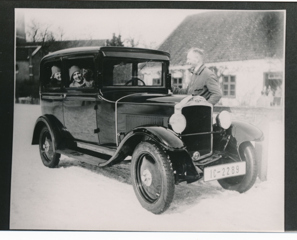 Gallingen Kr. Bartenstein, Schulhof, der neue Opel des Kantors