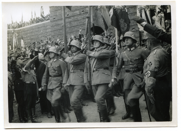 Hohenstein Kr. Osterode, Tannenberg-Nationaldenkmal,  Beisetzung Hindenburgs, Einmarsch einer Ehrenformation der Reichswehr