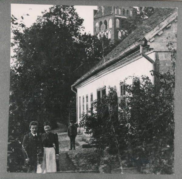 Gallingen Kr. Bartenstein, Ehepaar August und Rosa Grosan vor dem alten Schulhaus