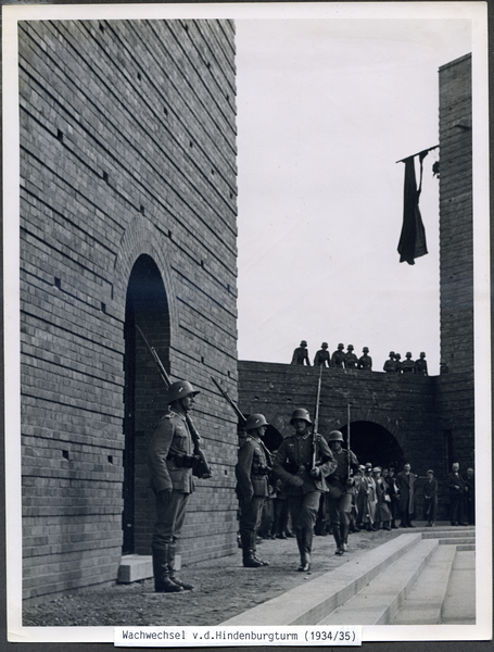 Hohenstein Kr. Osterode, Tannenberg-Denkmal, Wachwechsel vor dem Hindenburgturm