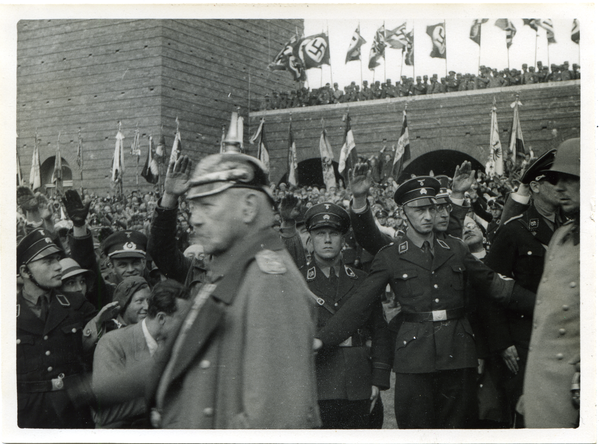 Hohenstein Kr. Osterode, Tannenberg-Nationaldenkmal, Gedenkfeier, Hindenburg trifft ein