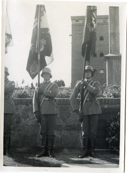 Hohenstein Kr. Osterode, Tannenberg-Nationaldenkmal, Gedenkfeier, Fahnenträger