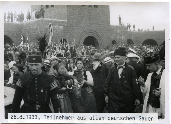 Hohenstein Kr. Osterode, Tannenberg-Nationaldenkmal, Gedenkfeier mit Teilnehmern aller deutschen Gaue