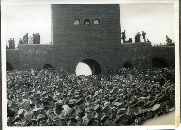 Hohenstein Kr. Osterode, Tannenberg-Nationaldenkmal, Gedenkfeier, Teilnehmer auf dem Innenhof