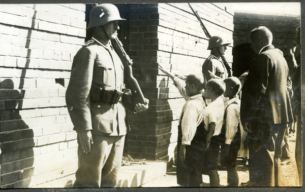 Hohenstein Kr. Osterode, Tannenberg-Nationaldenkmal, Schulklassen vor dem Sarg im Hindenburg-Turm