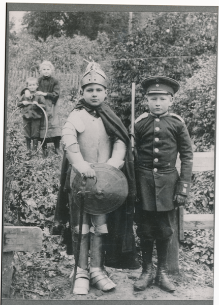 Gallingen Kr. Bartenstein, Rudi Grosan mit Spielkameraden im Kantorgarten