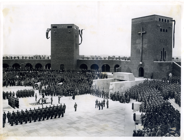 Hohenstein Kr. Osterode, Reichsehrenmal Tannenberg, Überführung von Hindenburgs Sarg in die Gruft