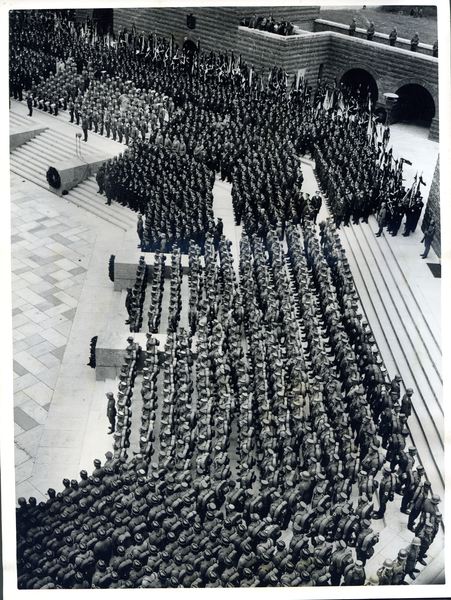 Hohenstein Kr. Osterode, Reichsehrenmal Tannenberg, Überführung von Hindenburgs Sarg in die Gruft