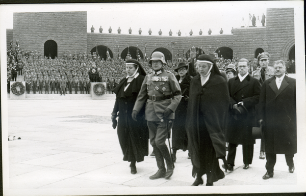 Hohenstein Kr. Osterode, Reichsehrenmal Tannenberg, Überführung von Hindenburgs Sarg in die Gruft