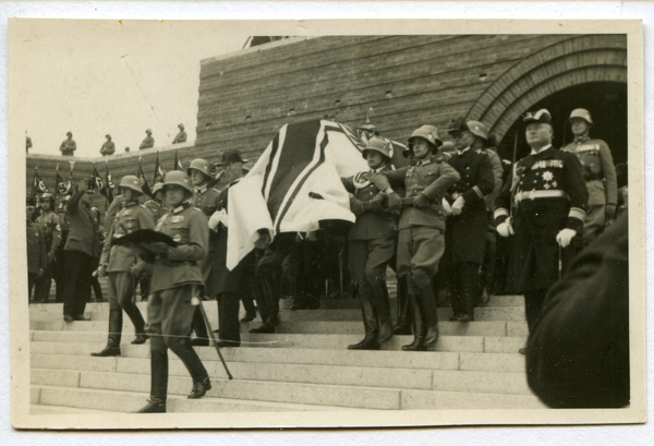 Hohenstein Kr. Osterode, Reichsehrenmal Tannenberg, Überführung von Hindenburgs Sarg in die Gruft