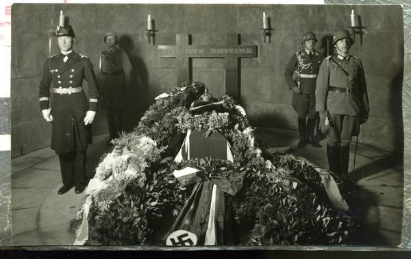 Hohenstein i. Ostpr., Reichsehrenmal Tannenberg, Wache vor dem Sarg vor der Fertigstellung der Sarkophage