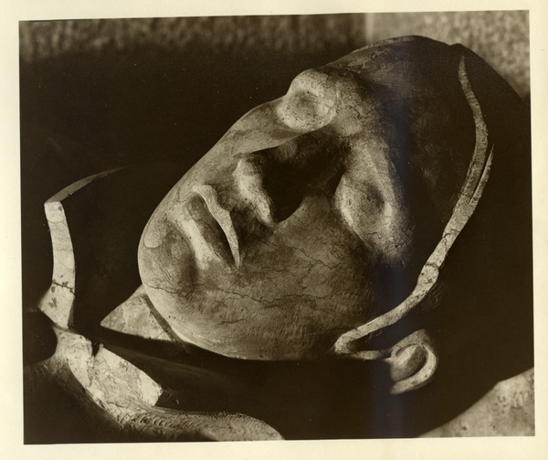 Hohenstein Kr. Osterode, Reichsehrenmal Tannenberg, Liegende Steinskulptur eines Kriegers