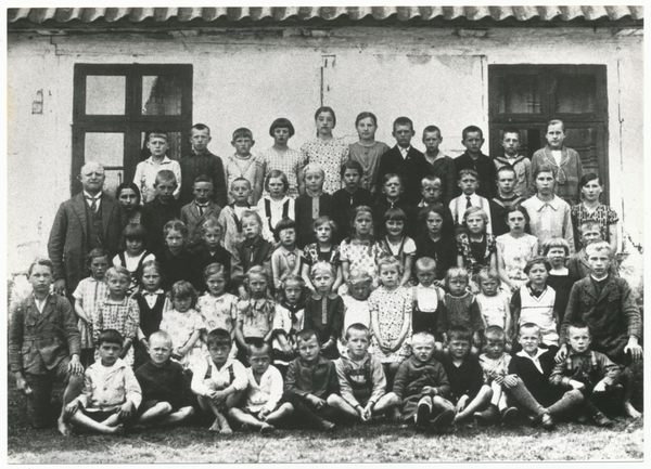 Groß Beynuhnen, Schule, Schulklasse mit Lehrer Gustav Wilkat