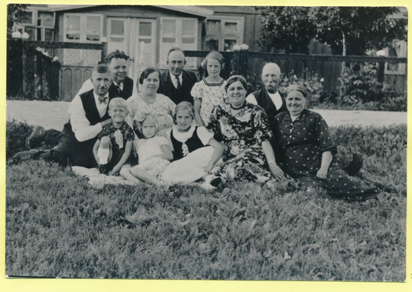 Karkeln, Familienfoto der Familie Gelscheit vor ihrem Haus