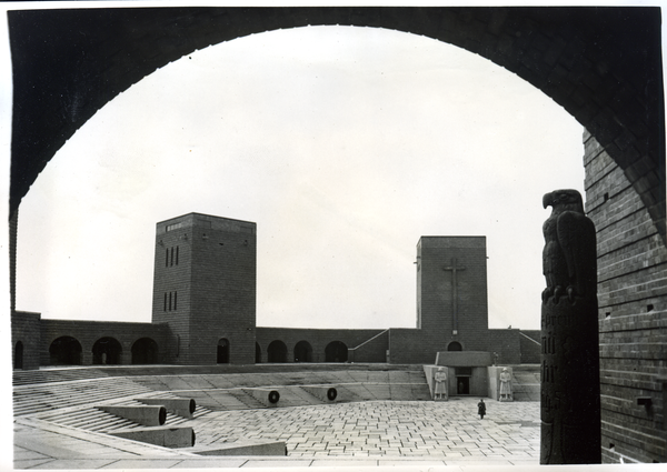 Hohenstein Kr. Osterode, Reichsehrenmal Tannenberg, Blick über den Ehrenhof zum Gruftturm rechts