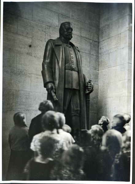 Hohenstein Kr. Osterode, Reichsehrenmal Tannenberg, Hindenburggruft, Hindenburg-Ehrenhalle, Schüler vor dem Standbild Hindenburgs