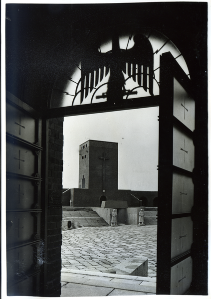 Hohenstein Kr. Osterode, Reichsehrenmal Tannenberg, Blick vom Eingang des Feldherrnturms zum Gruftturm