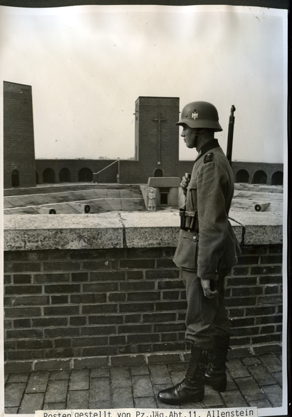 Hohenstein Kr. Osterode, Reichsehrenmal Tannenberg, Posten auf dem Umgang zwischen Turm 8 und dem Eingangsturm.