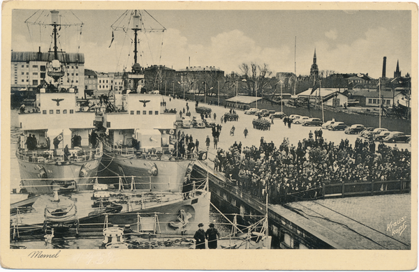 Memel, Hafen, Preußenkai mit Schiffen und an der Absperrung wartenden Menschen