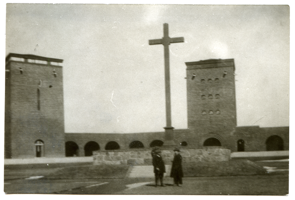 Hohenstein Kr. Osterode, Tannenberg-Nationaldenkmal, Dr. Hengesbach, Stadtarzt in Essen, vor dem Ehrenkreuz