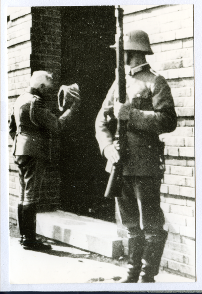 Hohenstein Kr. Osterode, Tannenberg-Nationaldenkmal, Von Mackensen erweist Hindenburgs Sarg im Weltkriegsturm die Ehre