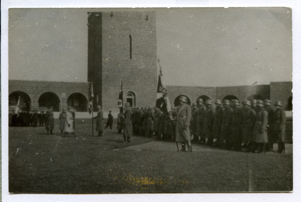 Hohenstein Kr. Osterode, Tannenberg-Nationaldenkmal, Soldaten im Innenhof