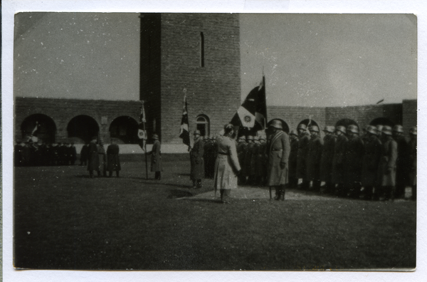 Hohenstein Kr. Osterode, Tannenberg-Nationaldenkmal, Soldaten im Innenhof