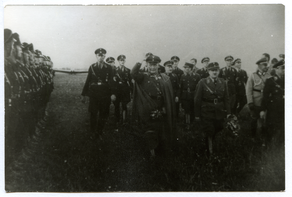 Hohenstein Kr. Osterode, Tannenberg-Nationaldenkmal, Hochrangiger Besuch vor angetretener Einheit am Denkmal