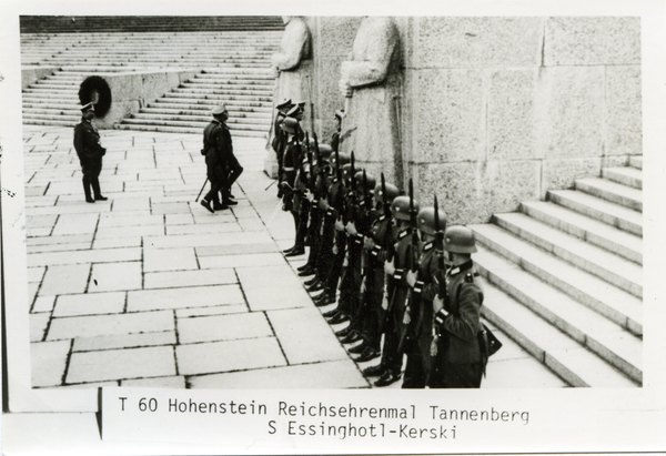 Hohenstein Kr. Osterode, Reichsehrenmal Tannenberg, Offiziere betreten den Hindenburgturm