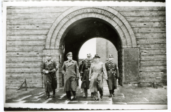 Hohenstein Kr. Osterode, Reichsehrenmal Tannenberg, Bürgermeister Stein verlässt mit einer  milit. Delegation das Denkmal