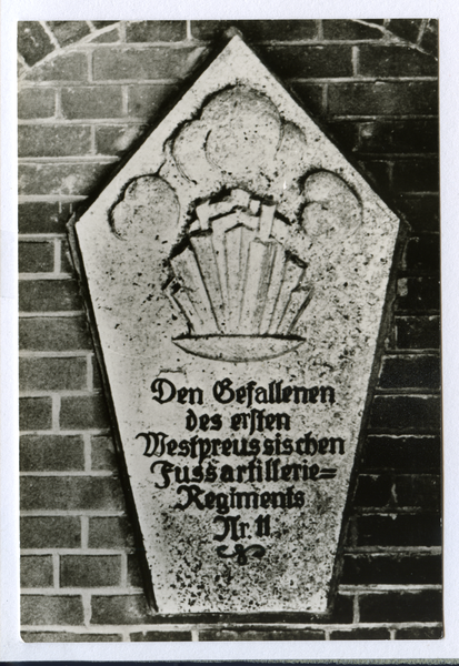 Hohenstein Kr. Osterode, Tannenberg-Nationaldenkmal, Umgang mit Gedenktafel des ersten Westpr. Fußartillerie. Reg. Nr.11