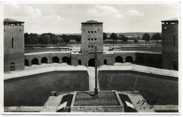 Hohenstein Kr. Osterode, Stadt, Tannenberg-Nationaldenkmal, Blick vom Hindenburgturm auf das Eingangstor