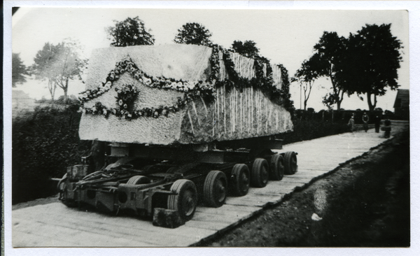 Hohenstein Kr. Osterode,  Findling, der bearbeitet über dem Eingang der Hindenburggruft im Reichsehrenmal Tannenberg eingefügt wird