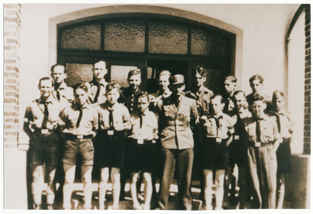 Drachenberg, Segelflugschule, Haupteingang, Flugschüler mit Fluglehrer Schieweck