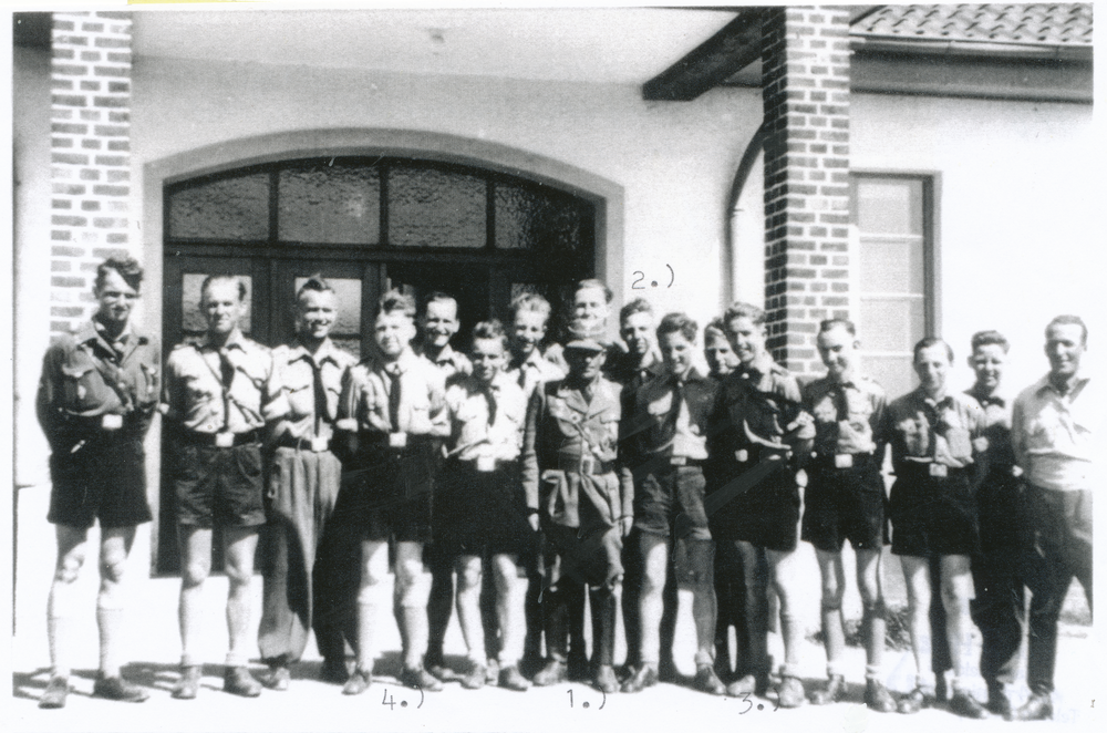 Drachenberg, Segelflugschule, Haupteingang, Flugschüler mit Schulleiter Hermann