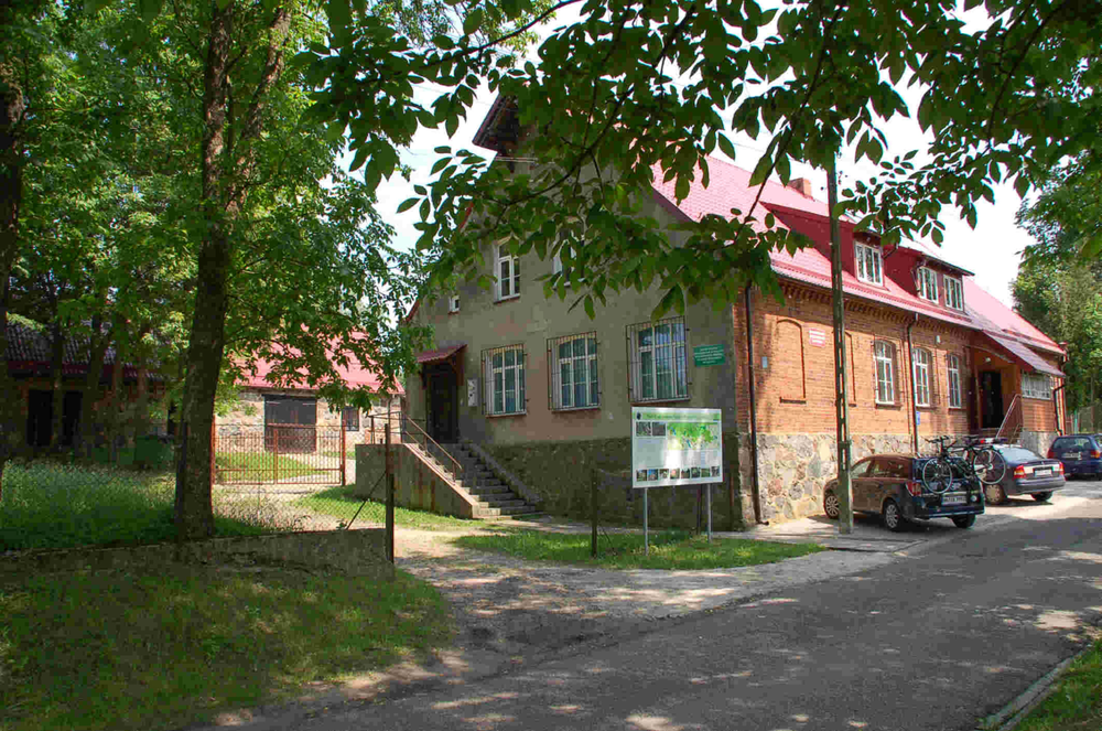 Wehrkirchen (Żytkiejmy), ehemalige Schule, heute Sitz der Verwaltung des Naturschutzgebietes Rominter Heide
