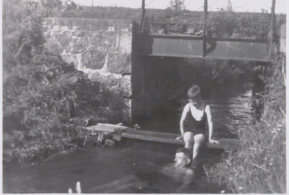 Nickelnischken, Baden vor der Brücke des Esserkehmer Seegrabens