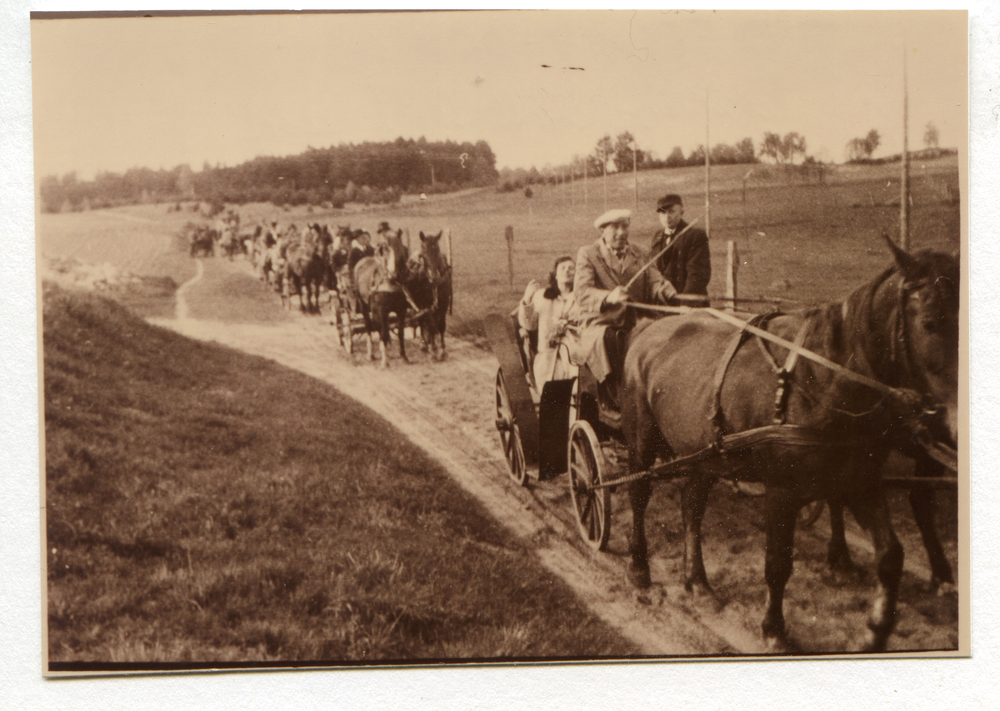 Meitzen (Mycyny), Hochzeitsgesellschaft auf dem Wege von der Kirche Manchengut nach Meitzen