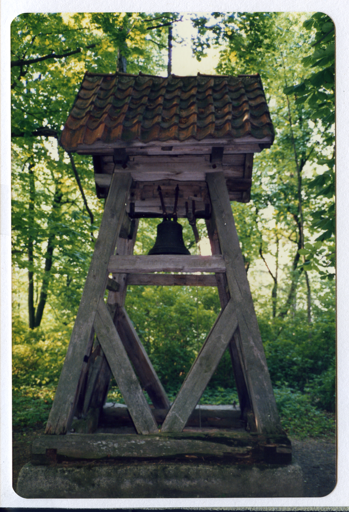 Mühlen (Mielno),  Glockenstuhl vor der heutigen kath. Kirche