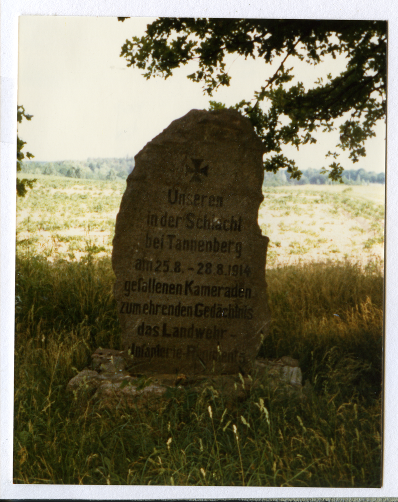 Mühlen (Mielno),  Gedenkstein in der Nähe des Ortes zu Ehren der im Ersten Weltkrieg Gefallenen des Landwehr-Inf.-Rgt. 5