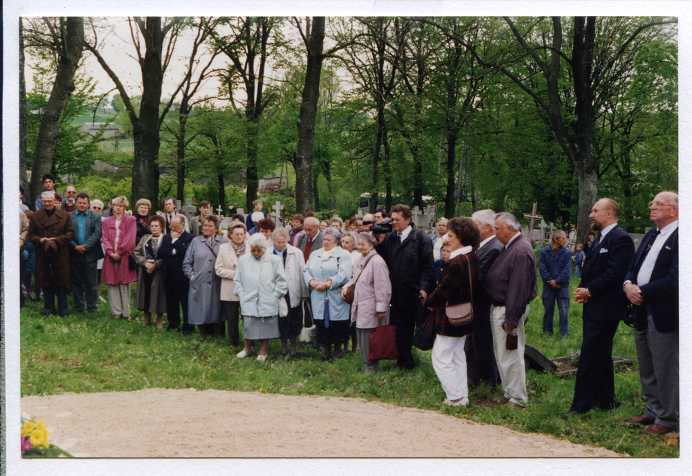 Peterswalde Kr. Osterode (Pietrzwałd), Während der Einweihung des Gedenksteins für die Opfer beider Weltkriege